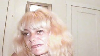 阿姨在旁边哄孩子小媳妇和她老公在客厅开干